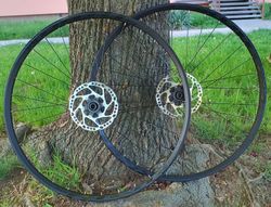 kola 29", 32 drátů, boost, Micro Spline, CL, náboje Novatec, včetně kotoučů, jako nová
