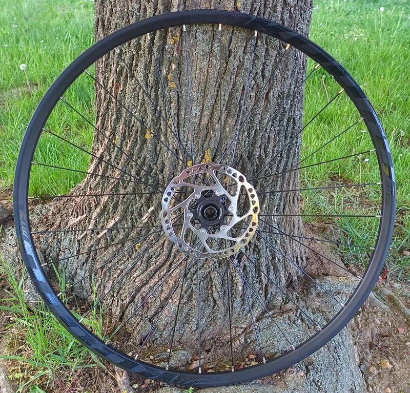 kola 29", 32 drátů, boost, Micro Spline, CL, náboje Novatec, včetně kotoučů, jako nová