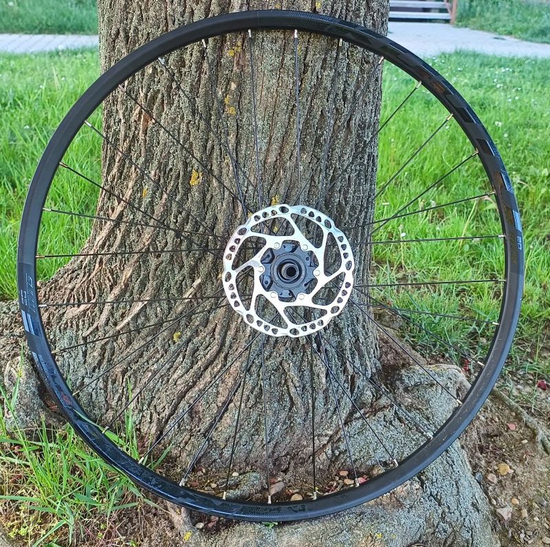kola 29", 32 drátů, boost, Micro Spline, CL, náboje Novatec, včetně kotoučů, jako nová