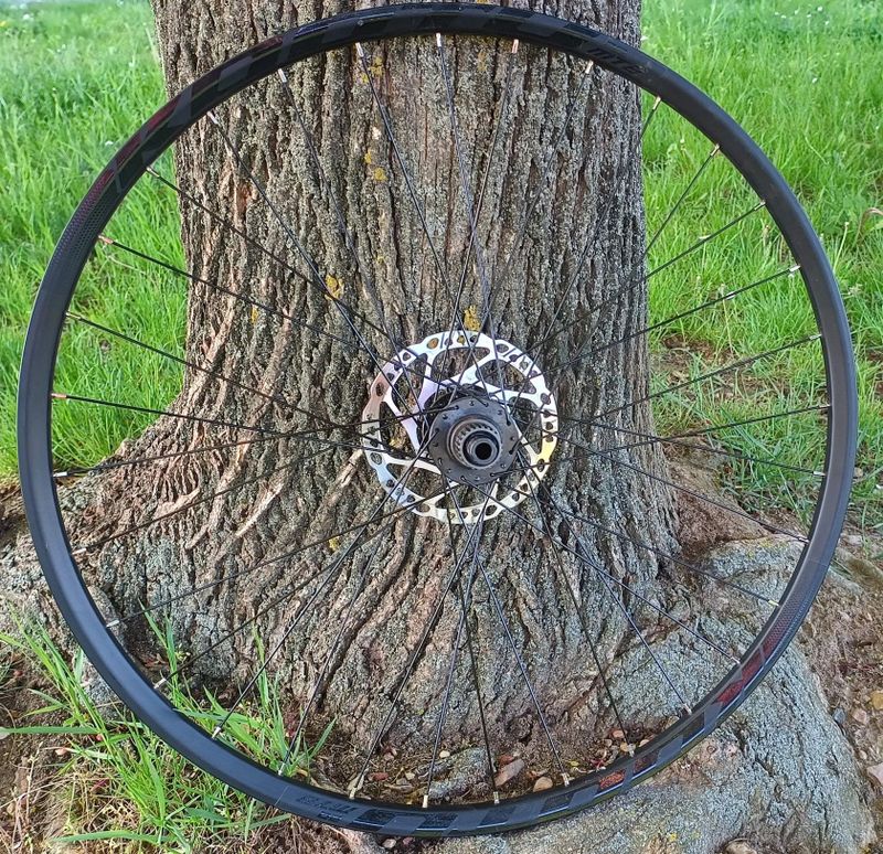 kola 29", 32 drátů, boost, Micro Spline, CL, náboje Novatec, včetně kotoučů, jako nová