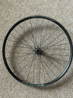 Zapletené přední kolo boost 27,5 Specialized