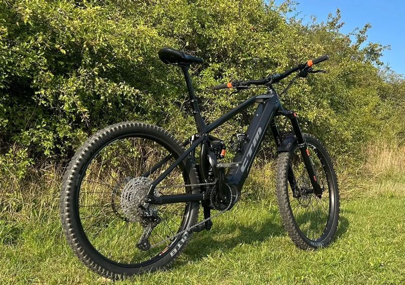 Bicykel E-bike exkluzívny CTM SWITCH PRO / FACELIFT Čierna farba /