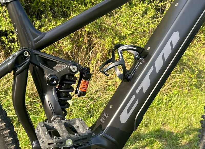 Bicykel E-bike exkluzívny CTM SWITCH PRO / FACELIFT Čierna farba /