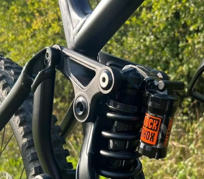 Bicykel E-bike exkluzívny CTM SWITCH PRO / FACELIFT Čierna farba /