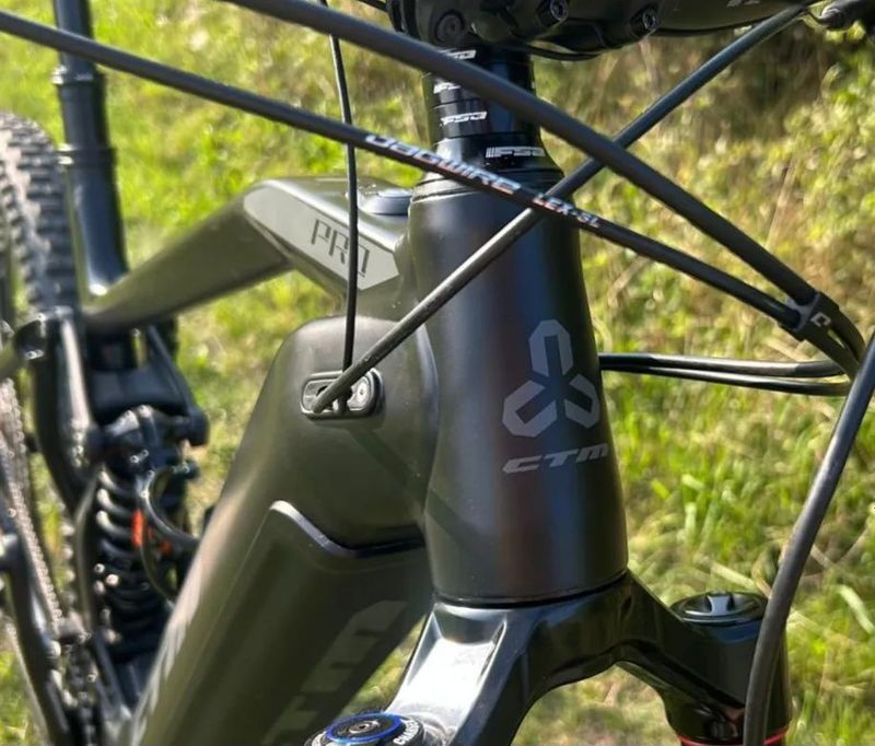 Bicykel E-bike exkluzívny CTM SWITCH PRO / FACELIFT Čierna farba /