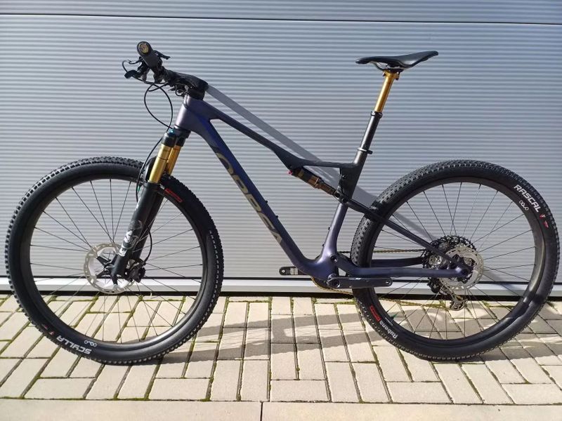 Prodám celoodpružené horské kolo orbea oiz velikost L karbonové a karbonová kola +wattmetr 