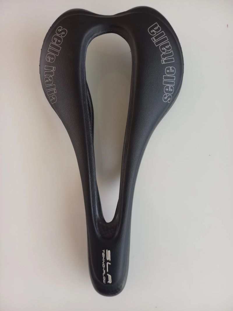 Selle Italia, šířka 143 mm, karbon, váha 114 g