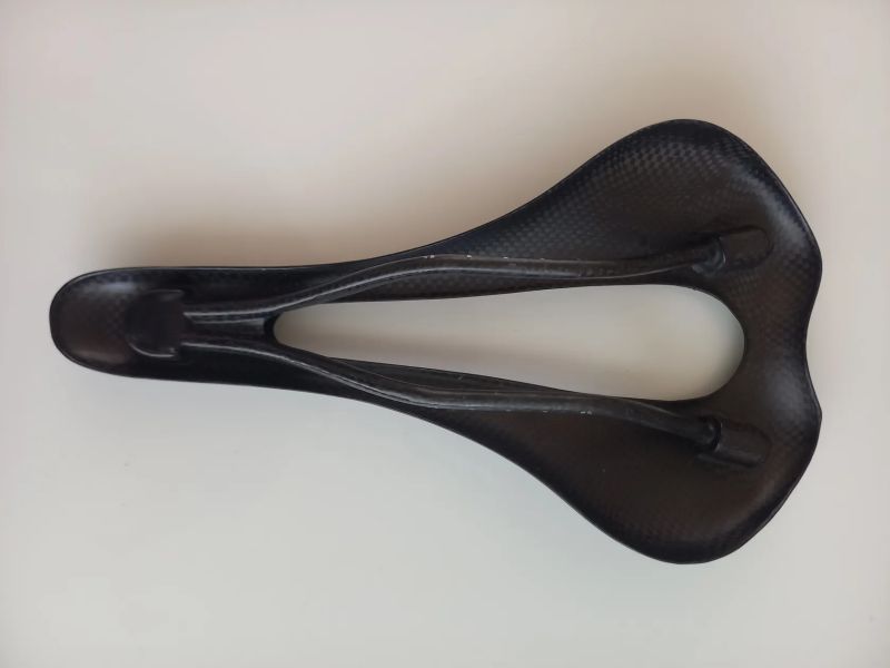 Selle Italia, šířka 143 mm, karbon, váha 114 g