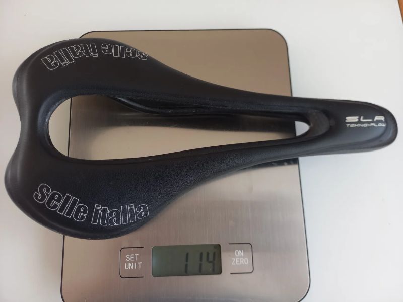 Selle Italia, šířka 143 mm, karbon, váha 114 g