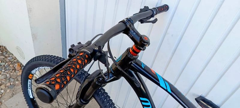Kvalitní MTB postavené na rámu Mondraker Chrono R, vel. L, 29", udržované kolo v krásném stavu 