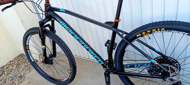 Kvalitní MTB postavené na rámu Mondraker Chrono R, vel. L, 29", udržované kolo v krásném stavu 