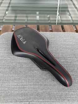 Karbonové sedlo Fizik
