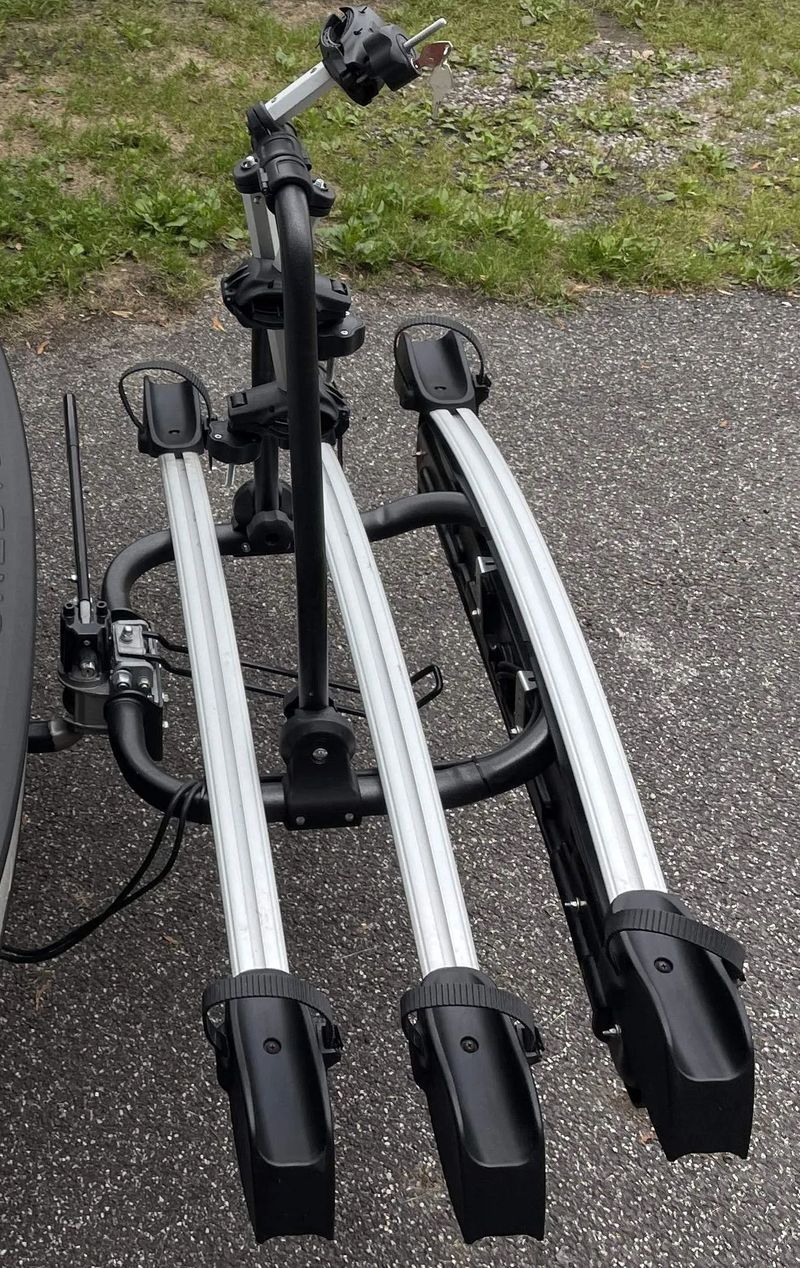sklápěcí nosič na tažné zařízení - Menabo Winny Plus 3 - pro tři kola