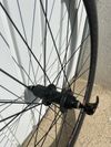 Bontrager Aeolus Comp 5 – alu brzdná plocha, stav výborný