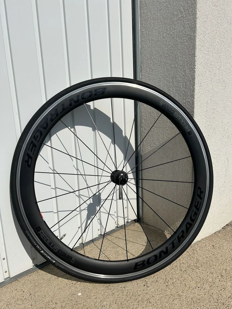 Bontrager Aeolus Comp 5 – alu brzdná plocha, stav výborný