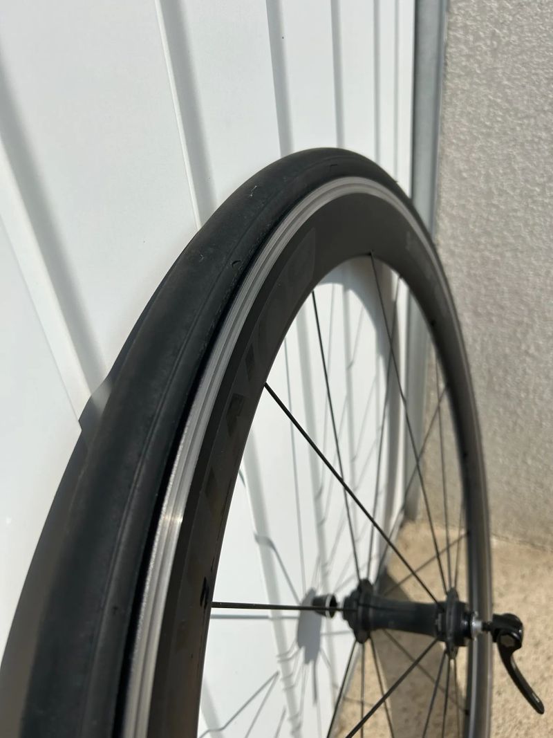 Bontrager Aeolus Comp 5 – alu brzdná plocha, stav výborný