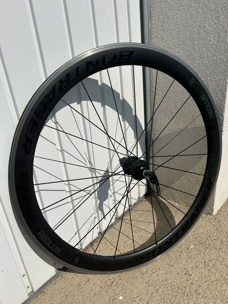 Bontrager Aeolus Comp 5 – alu brzdná plocha, stav výborný