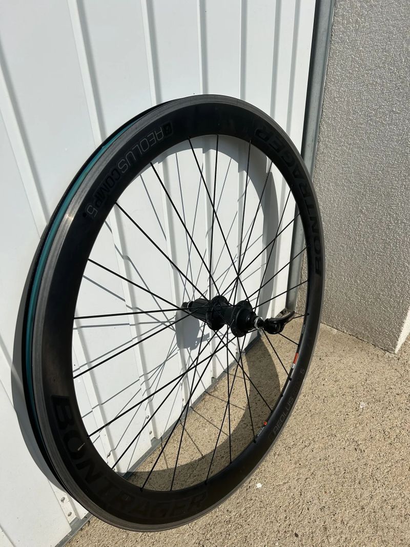 Bontrager Aeolus Comp 5 – alu brzdná plocha, stav výborný