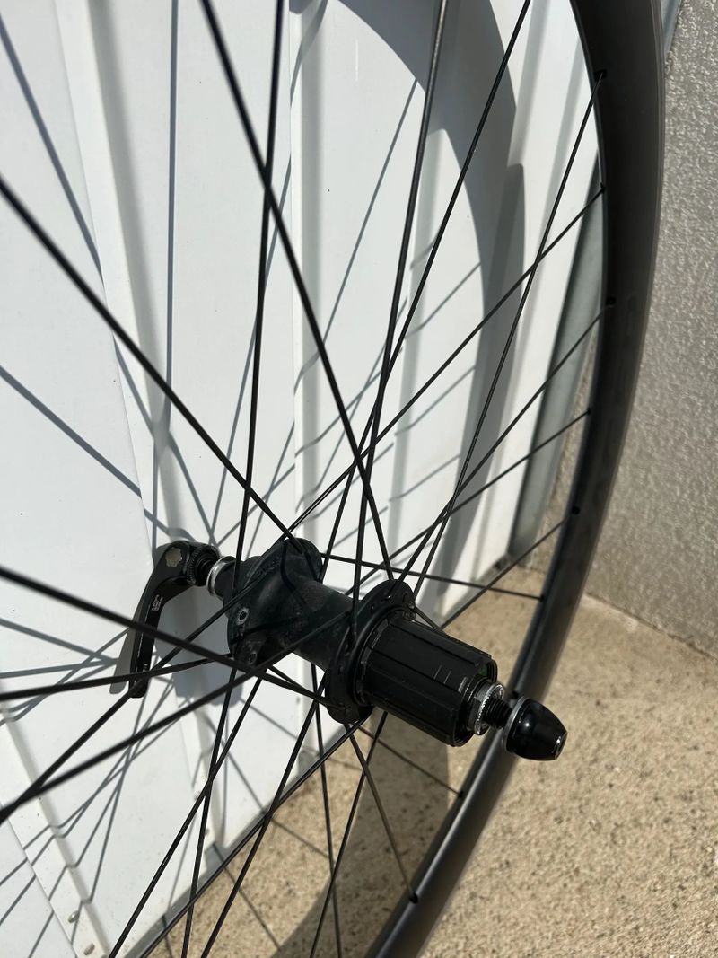 Bontrager Aeolus Comp 5 – alu brzdná plocha, stav výborný