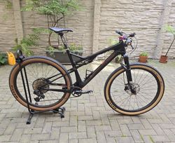 Celoodpružený XC bike, celková hmotnost 11kg