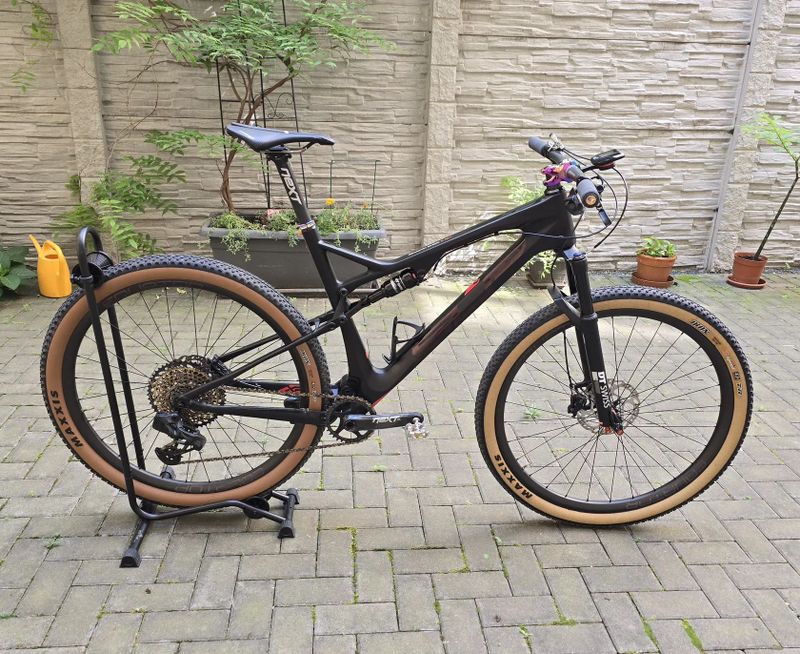 Celoodpružený XC bike, celková hmotnost 11kg