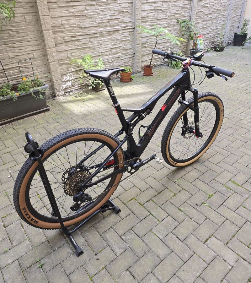 Celoodpružený XC bike, celková hmotnost 11kg