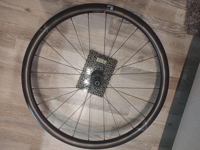 Zapletená karbonová kola Velomann Paladium 33 Bianchi