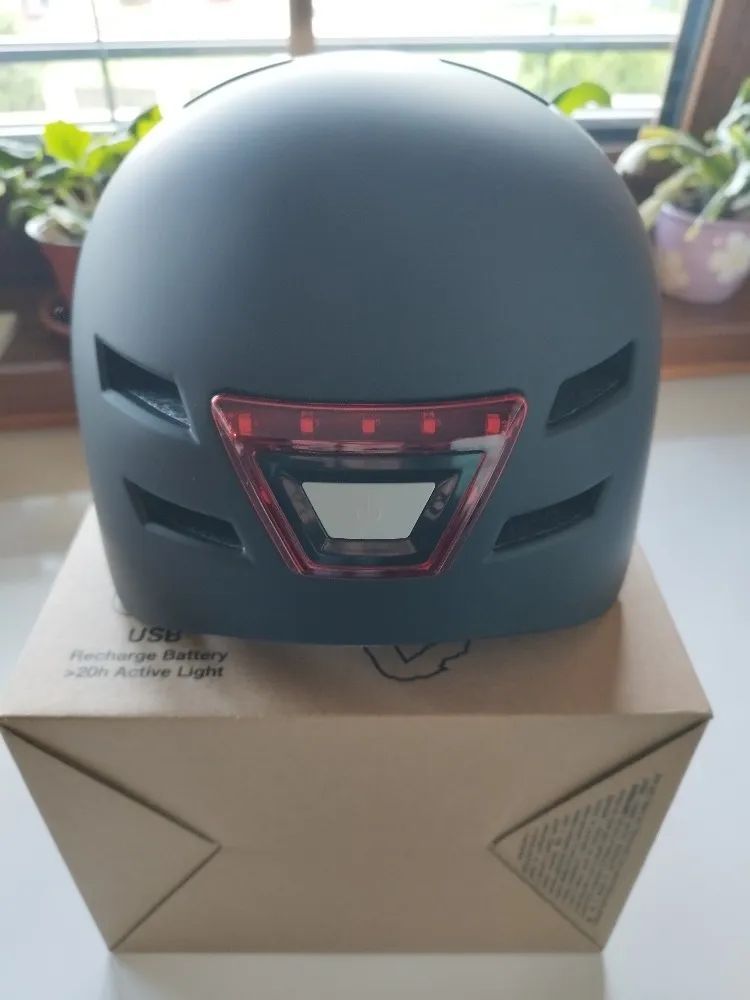 Prodám novou helmu na cyklistiku i na in-line skating s LED světlem