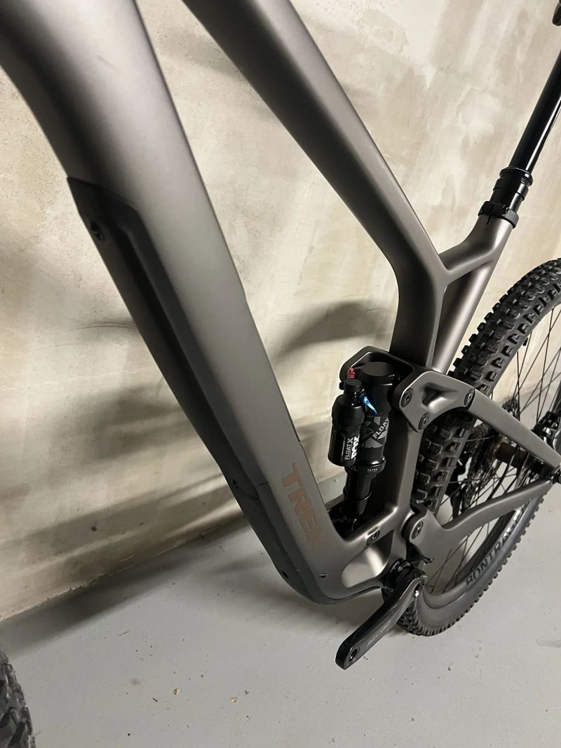 Trek Fuel Ex 9.7 2024 XL - nové komponenty