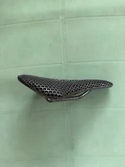 ODI 3D sedlo z uhlíkových vláken – ultralehké a prodyšné