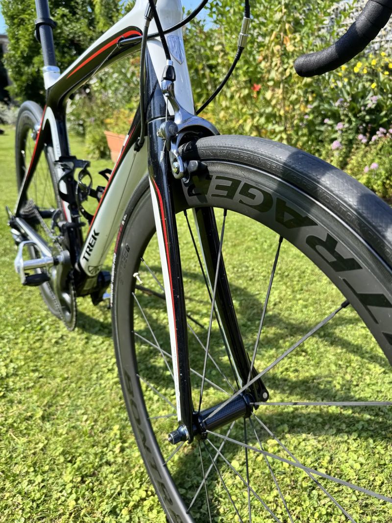 Trek Madone 4.7 – karbonová silnička s karbonovými koly po servisu, vel. 54