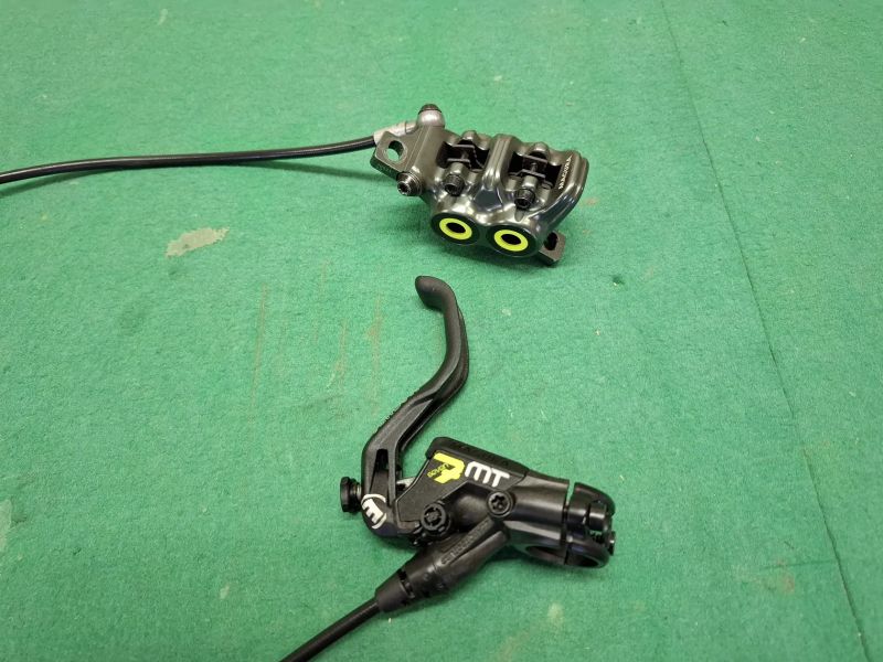 2ks Magura MT7 Pro 1-finger HC čtyřpístková kotou. brzda, odvzduš. sada, kotouče Galfer, detičky,