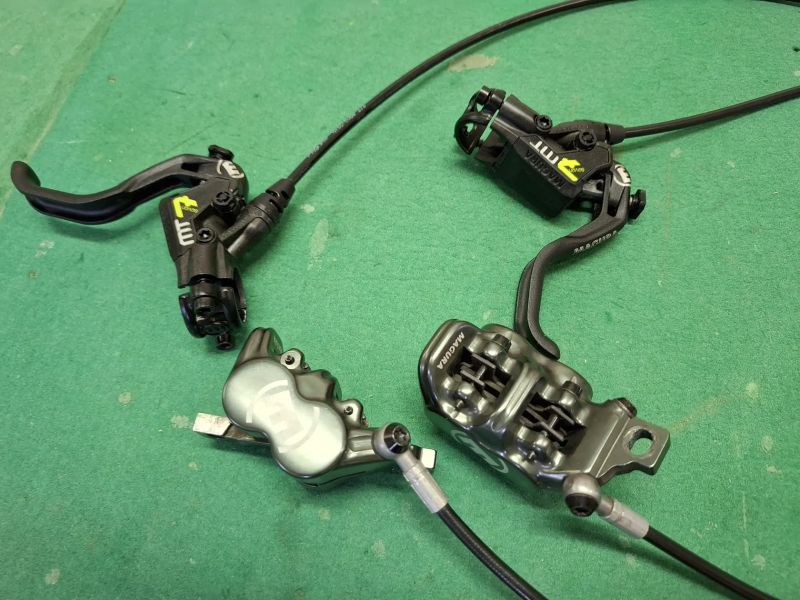 2ks Magura MT7 Pro 1-finger HC čtyřpístková kotou. brzda, odvzduš. sada, kotouče Galfer, detičky,