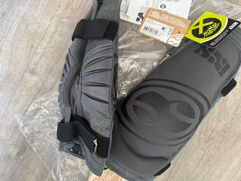 Chránič kolen IXS Carve EVO+ vel. M 