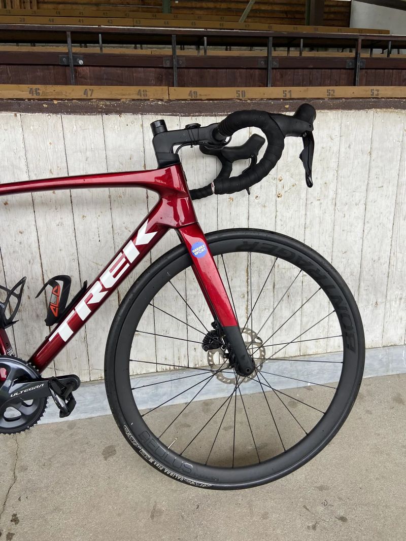 Trek Madone SL 6 – karbon, Shimano 105, po servisu