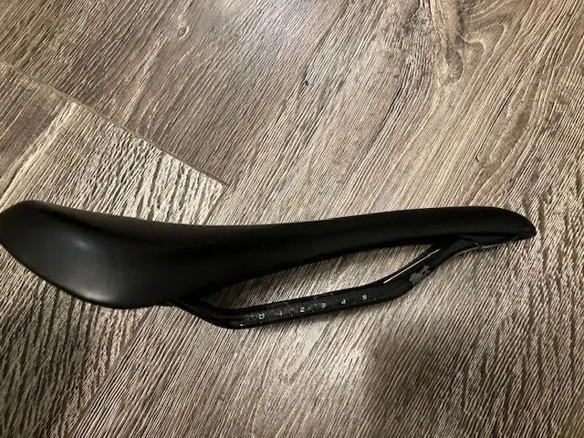 sedlo Specialized Oura 143 mm