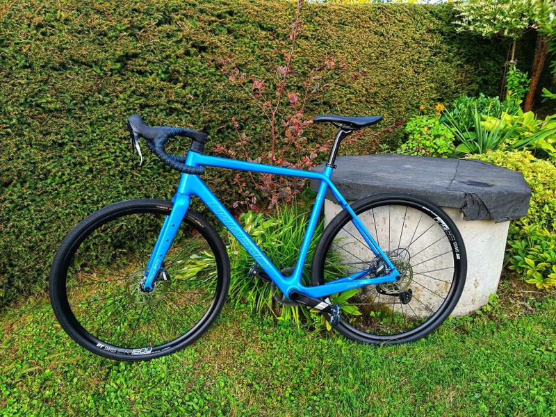 Zánovní gravel kolo - karbon / DT Swiss ER1600 / 8.6 kg