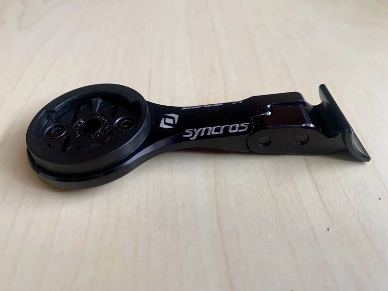 Karbonová řidítka Syncros Creston 1.0 aero 420mm s představcem a držákem na Garmin
