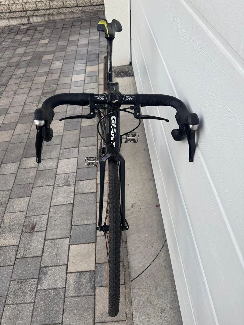 Karbonový gravel Giant Anyroad CoMax