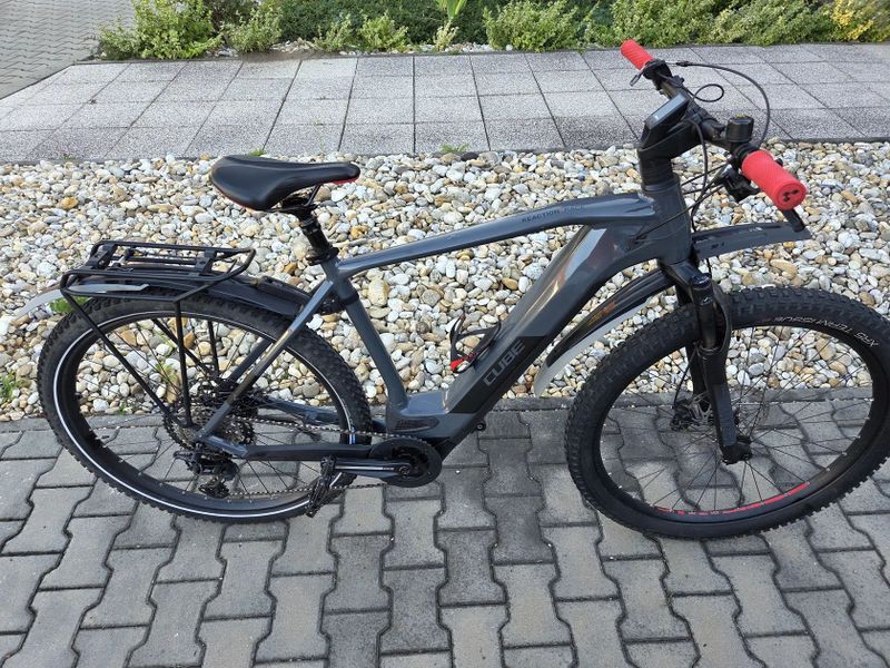 Prodám CUBE Reaction Hybrid Race 625 velikost XXL (23“) pro výšku 190 cm a více