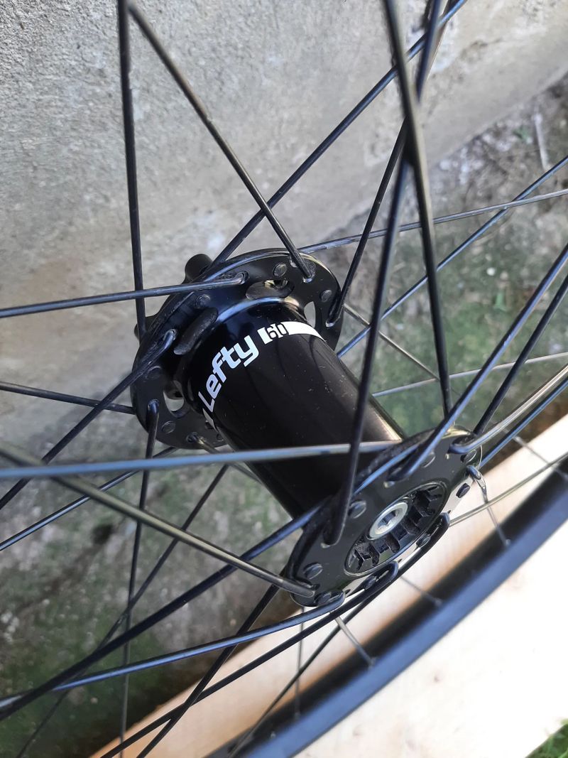 Kola na Cannondale Lefty