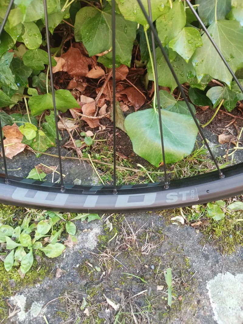 Zapletené přední enduro kolo, boost, ráfek WTB sti 30