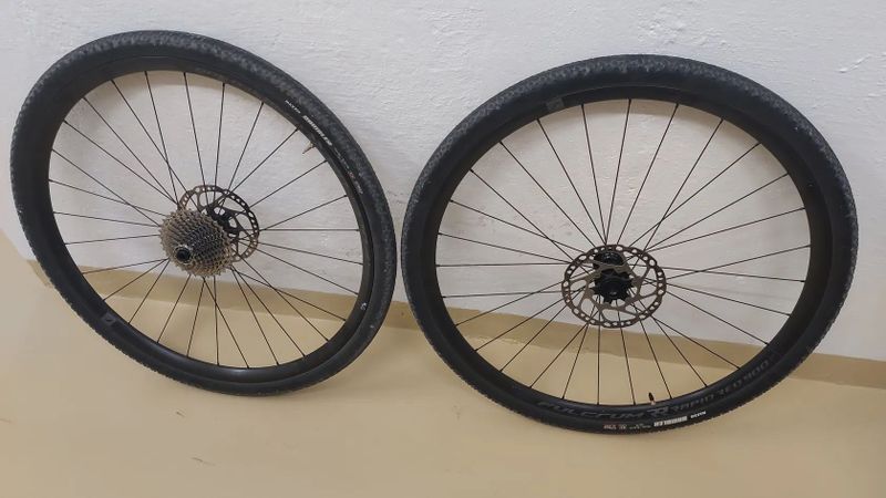 Zapletená gravelová kola Fulcrum red zone 900