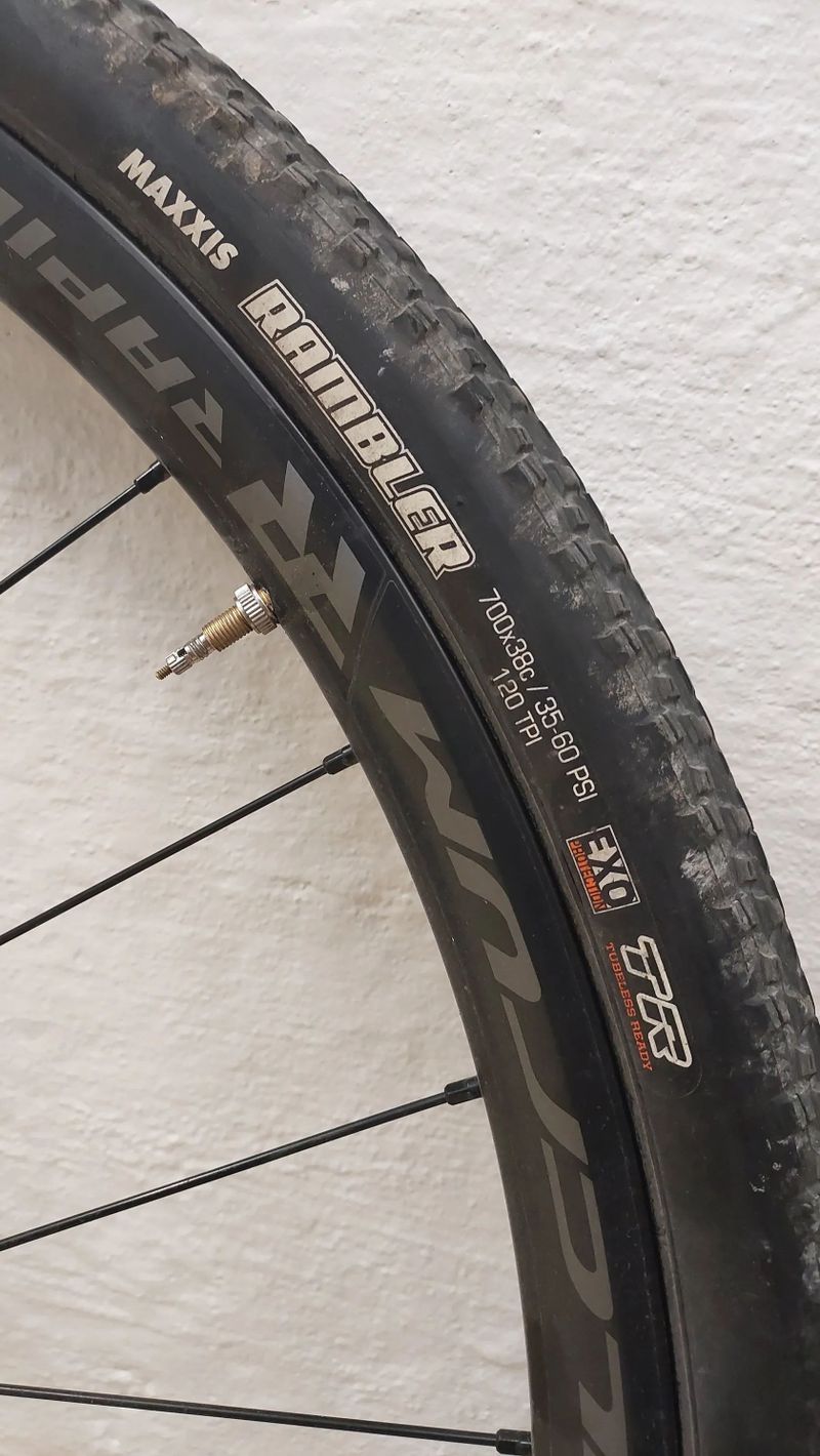 Zapletená gravelová kola Fulcrum red zone 900