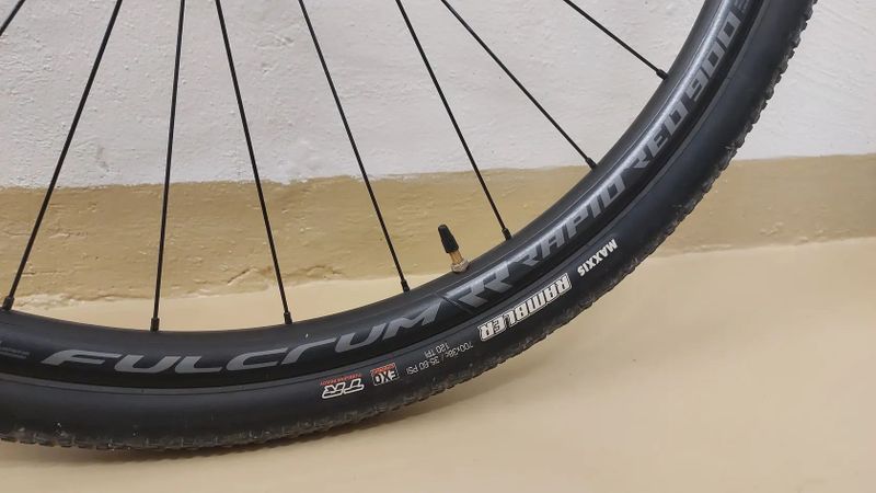 Zapletená gravelová kola Fulcrum red zone 900