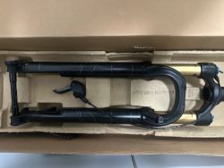 FOX 32 SC Factory – 29“, zdvih 100 mm, Stealth, sundaná ze Scott Scale RC SL – ZÁNOVNÍ