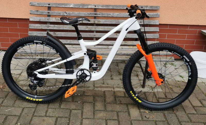 Celoodpruzené kolo carbon 24"