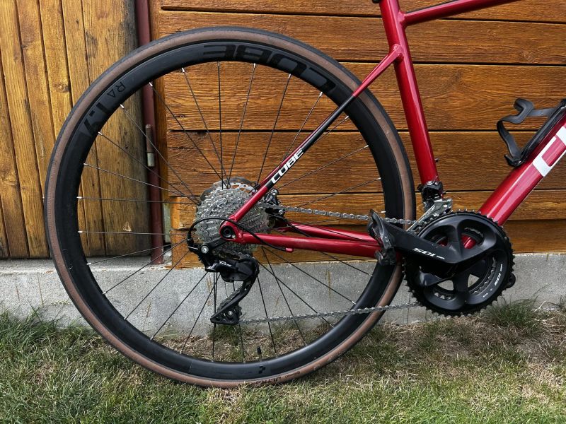 Silniční kolo CUBE ATTAIN SL 2022 red´n´white