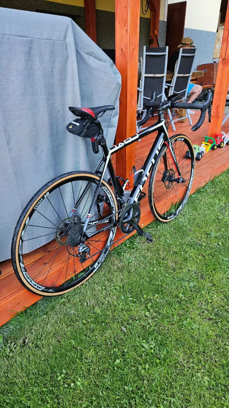 FOCUS Cayo Disc Ultegra 2017 karbon / červená / bílá