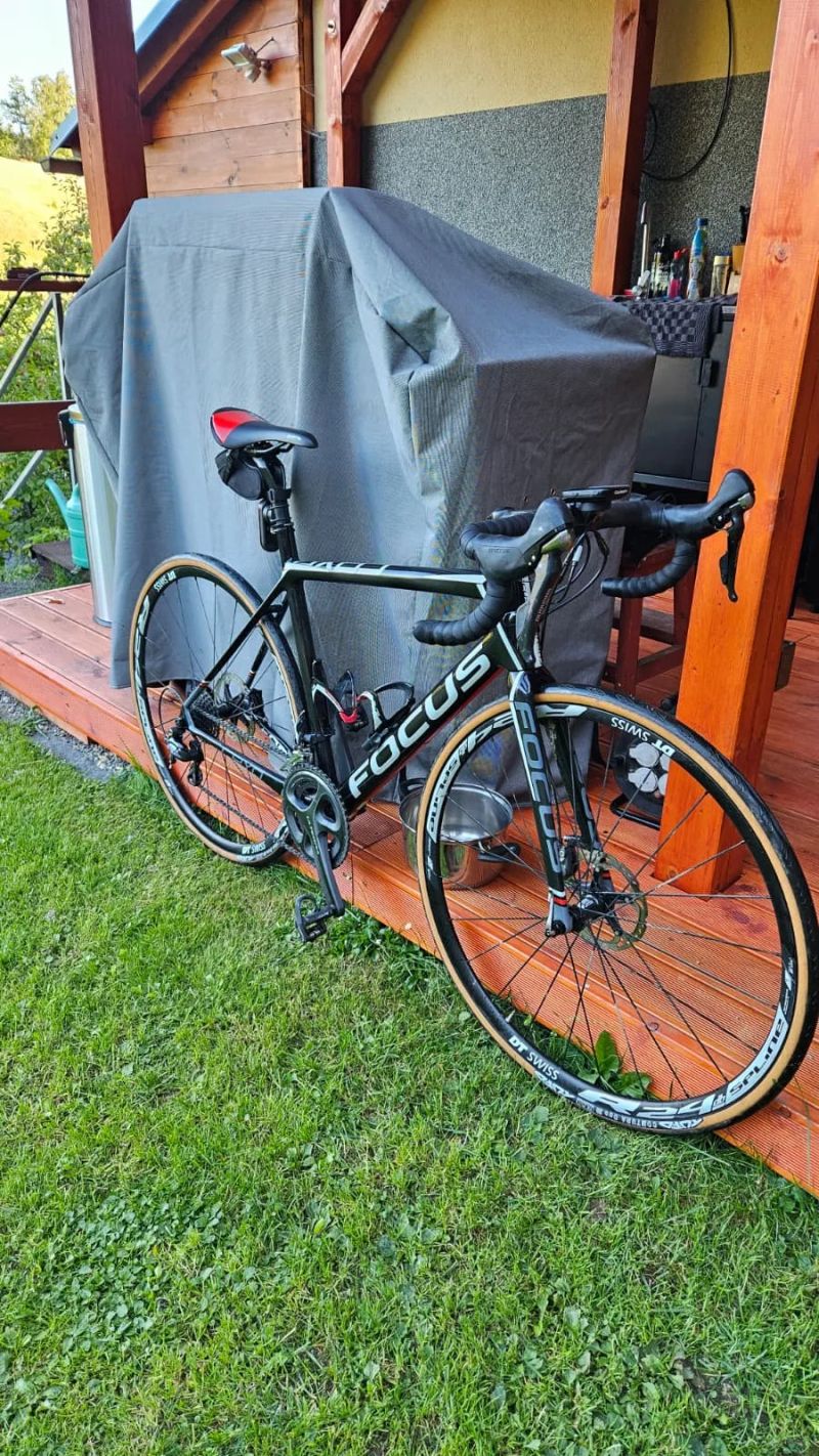 FOCUS Cayo Disc Ultegra 2017 karbon / červená / bílá